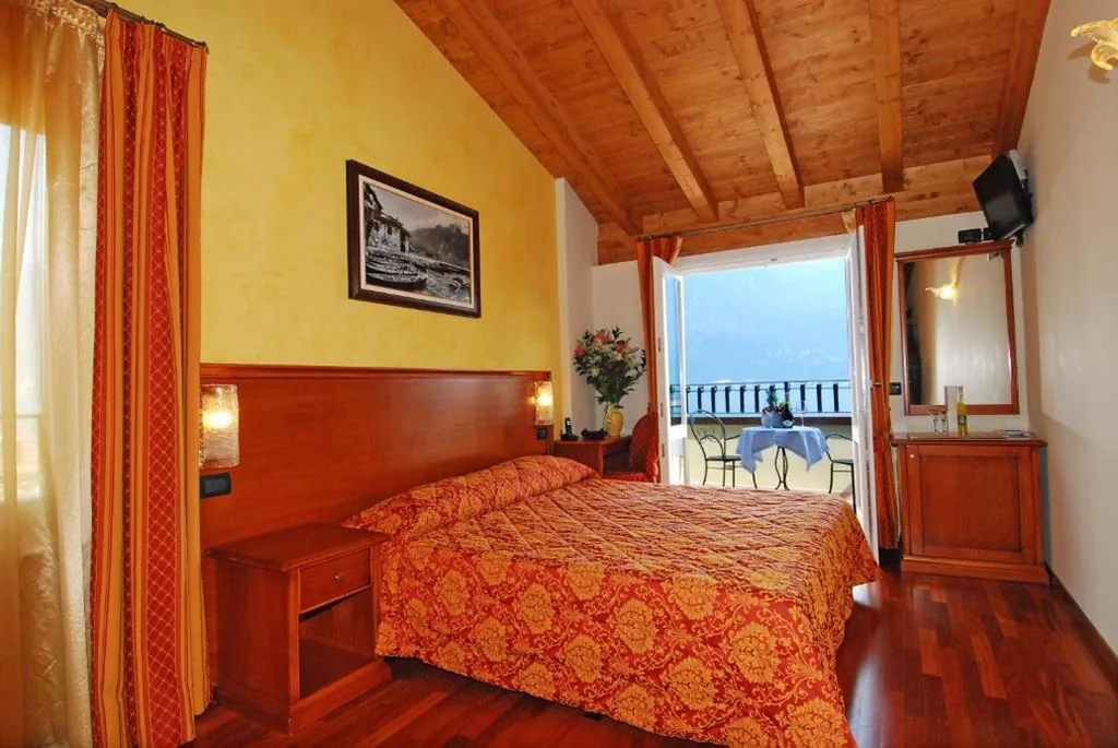Camera Superior Matrimoniale/Doppia con Letti Singoli con Balcone con Vista Lago — Albergo Ristorante Montebaldo