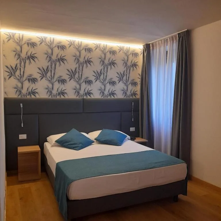 Camera Superior Matrimoniale/Doppia con Letti Singoli con Vista Lago — Bike Hotel Touring Gardone Riviera & Wellness