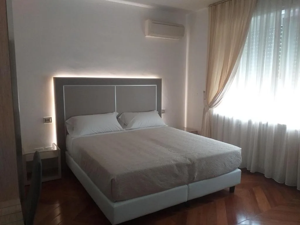 Camera Superior Matrimoniale/Doppia con Letti Singoli — Champagne Rooms