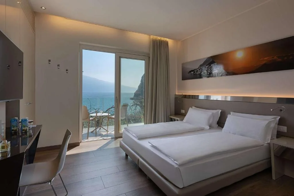 Superior Double/Twin Room with Lake View and Balcony — Hotel Atilius – Adults Only