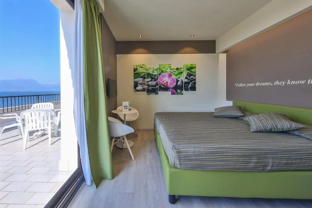 Camera Superior Matrimoniale/Doppia con Letti Singoli con Balcone con Vista Lago — Hotel Ideal