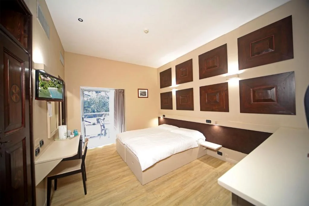 Superior Double/Twin Room with Side Lake View — Hotel La Paül