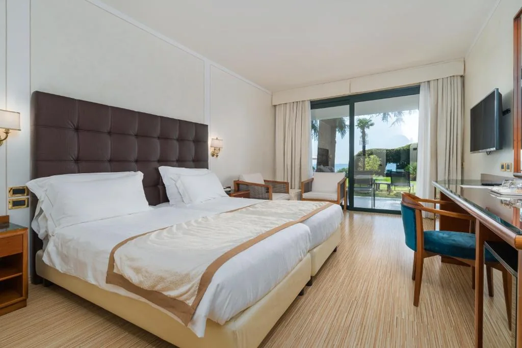 Superior Double/Twin Room with Lake View — Hotel Villa Capri