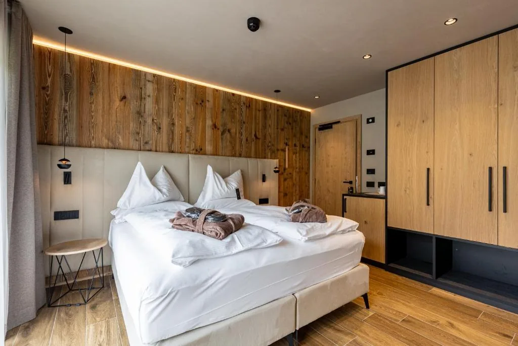 Superior Double/Twin Room with Balcony and Mountain View — Paradise Lodge