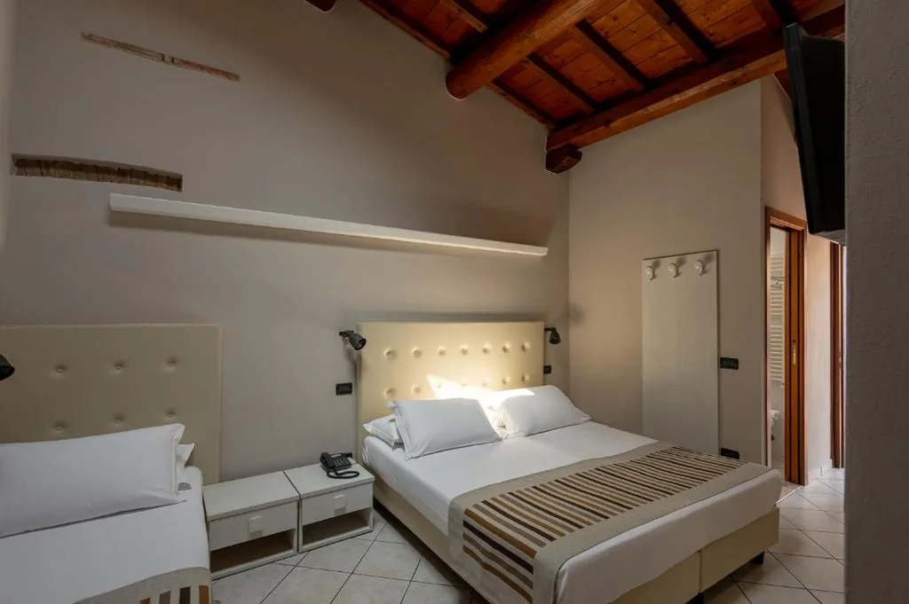 Triple Room — Abbazia Bed & Breakfast, MantegnaHotels