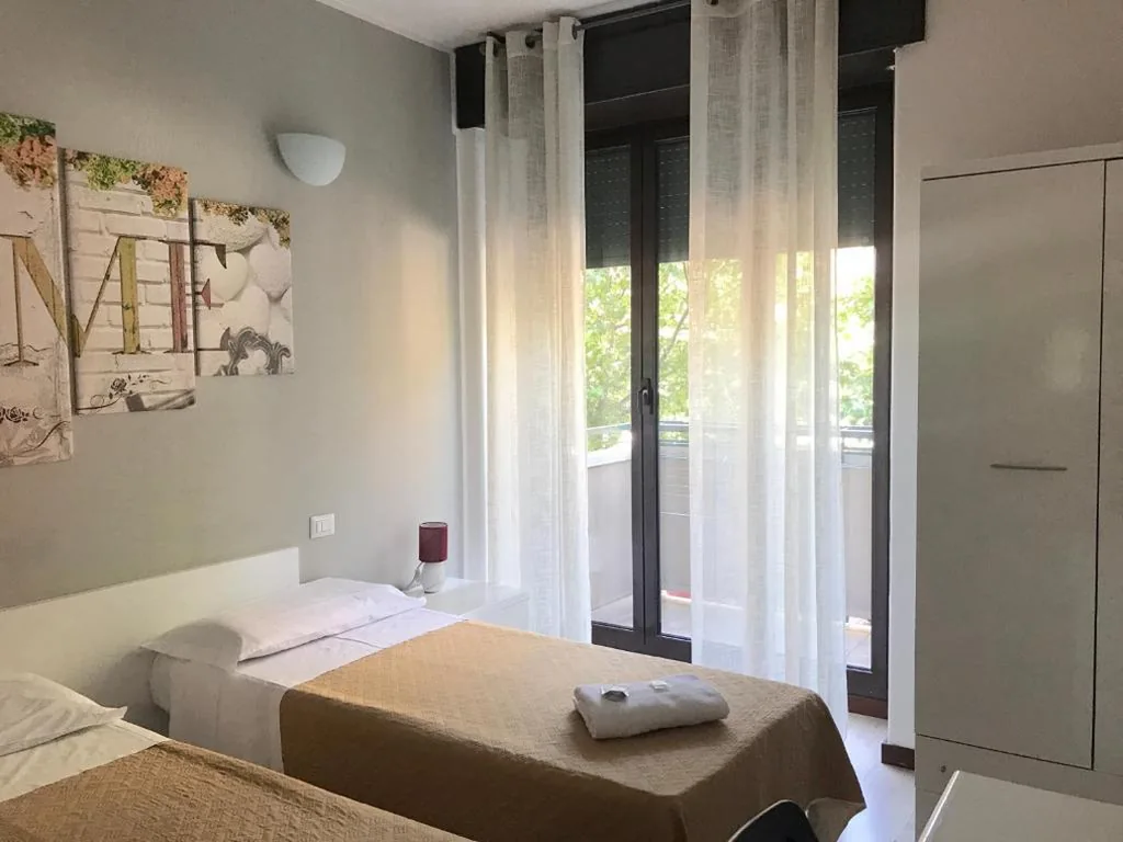 Camera Tripla Basic con Bagno in Comune — Guest House Brianza Room