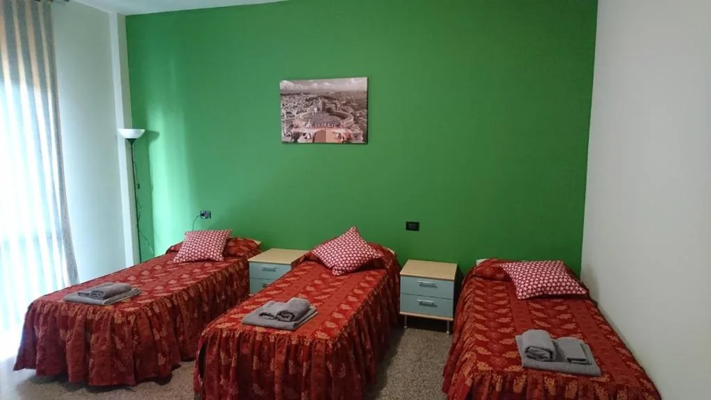 Camera Tripla Basic con Bagno in Comune — L’Isola di Romy