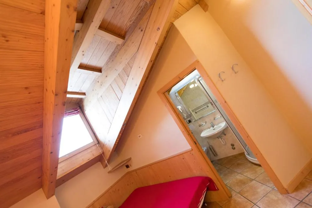 Basic Triple Room — Hotel Champagne