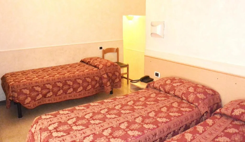 Camera Tripla con 1 Letto Queen-Size e 1 Letto Singolo — Hotel Nettuno