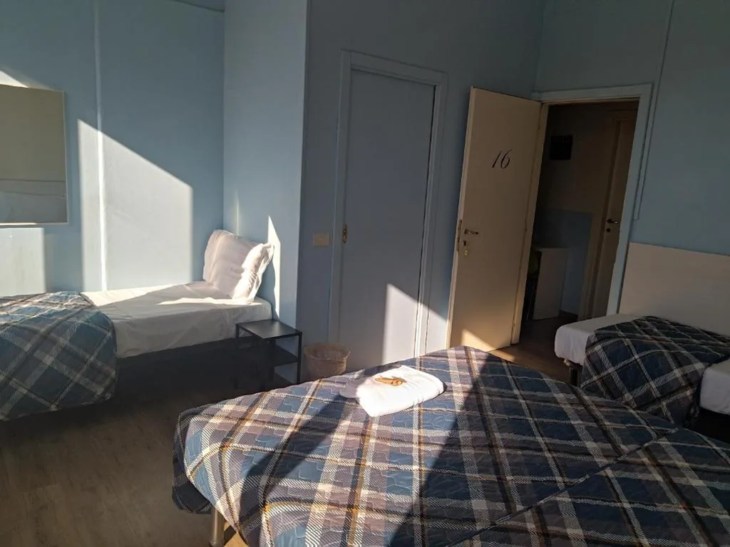 Triple Room with Bathroom — Hotel Kennedy
