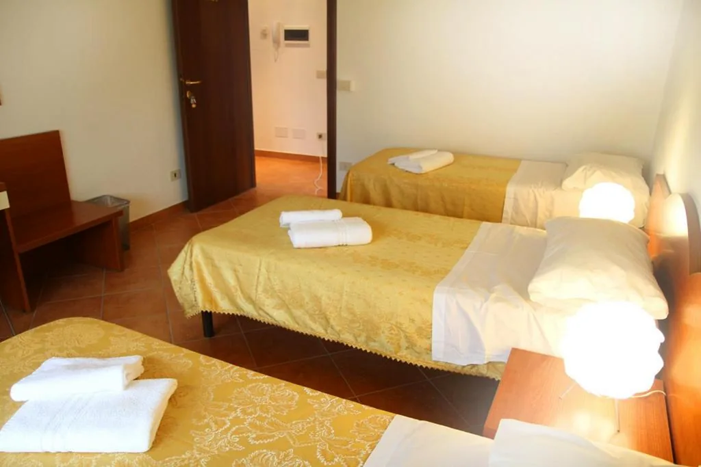 Triple Room with Shared Bathroom — B&B Music