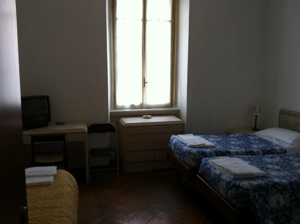Camera Tripla con Bagno in Comune — Hotel Gambara