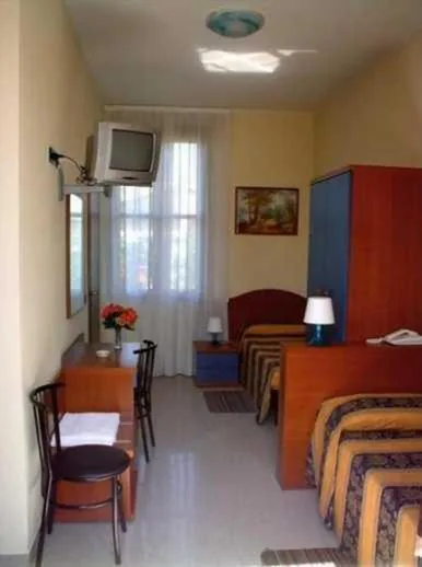 Camera Tripla con Bagno in Comune — Hotel Greco