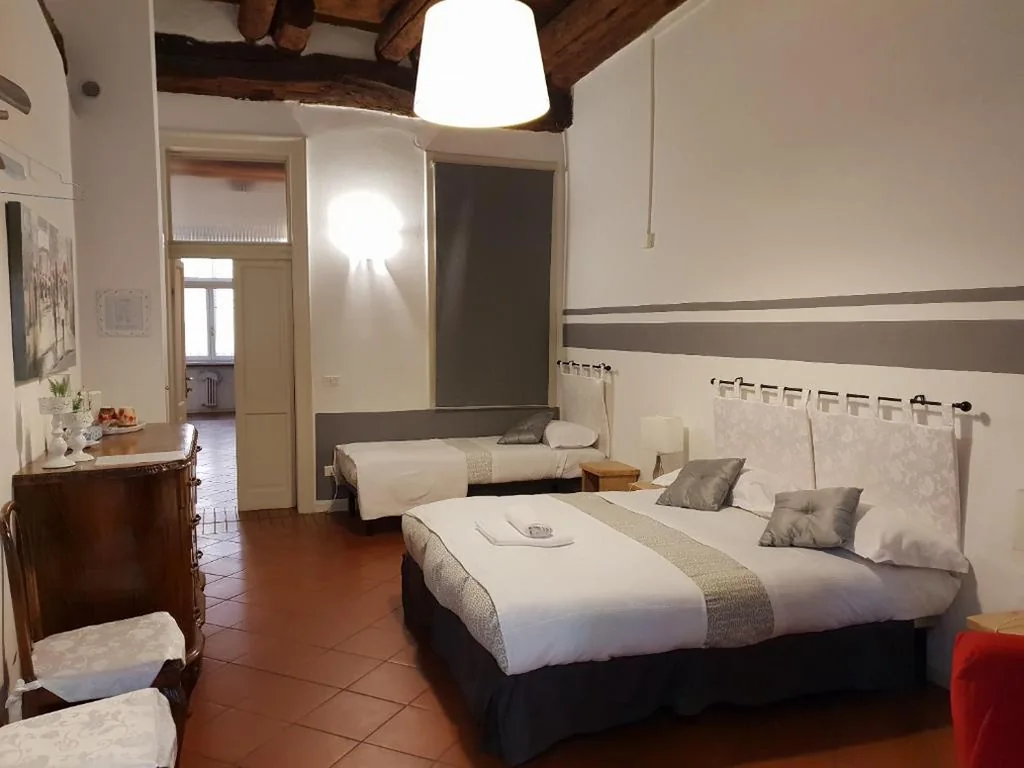 Camera Tripla con Bagno in Comune — La Maison