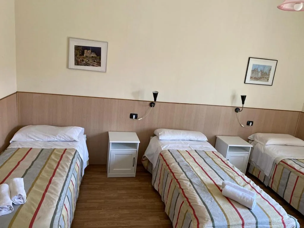 Camera Tripla con Bagno Privato — Affittacamere Metro Fiera