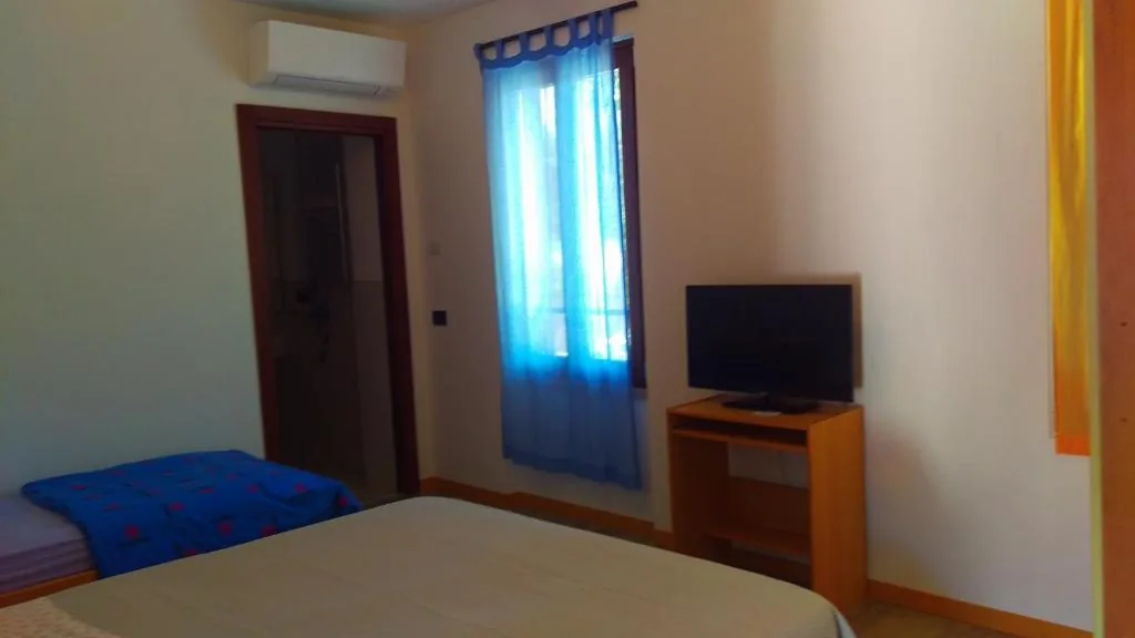 Camera Tripla con Bagno Privato — Al terminal