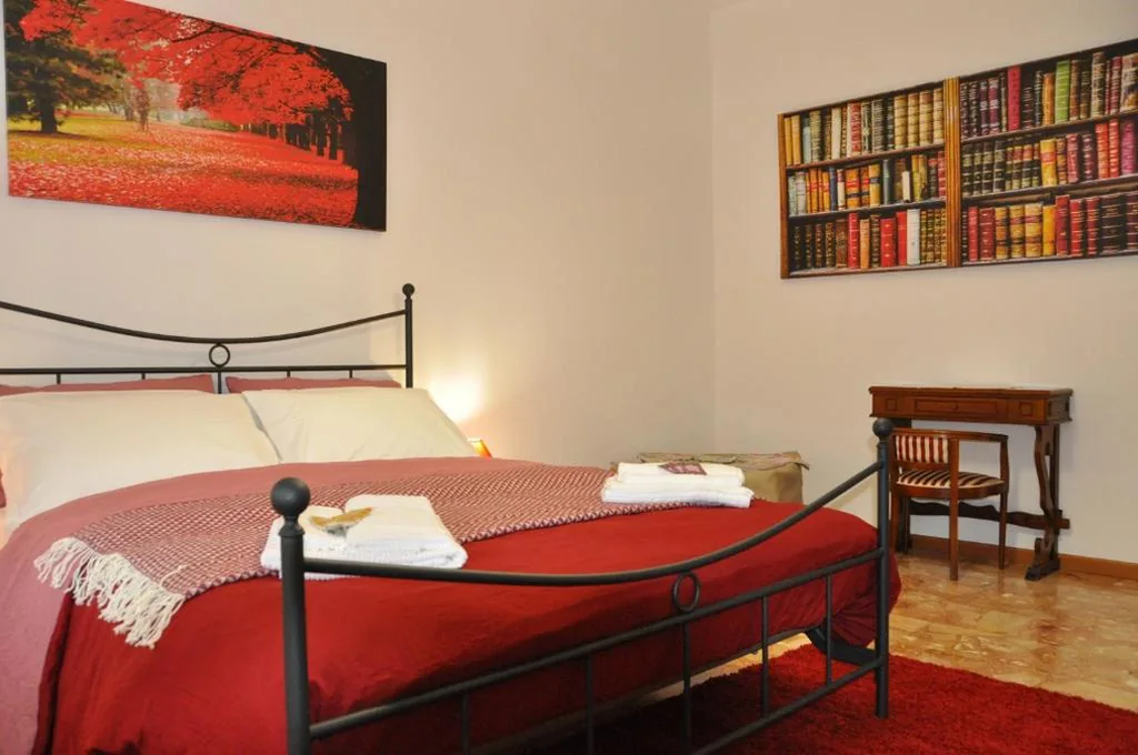 Camera Tripla con Bagno Privato Esterno — CityWalls Guest House Bergamo