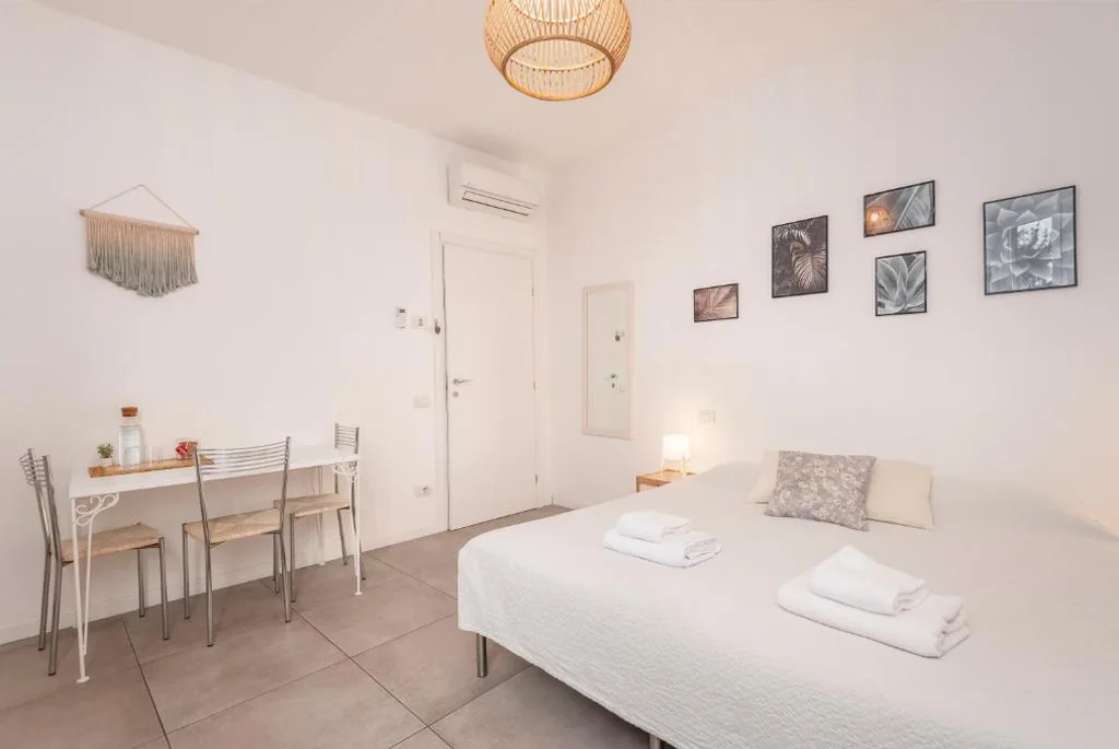 Camera Tripla con Bagno Privato Esterno — Guesthouse Tree Rooms Modern