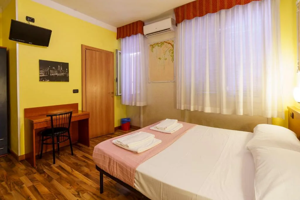 Triple Room with Private Bathroom — Hotel America