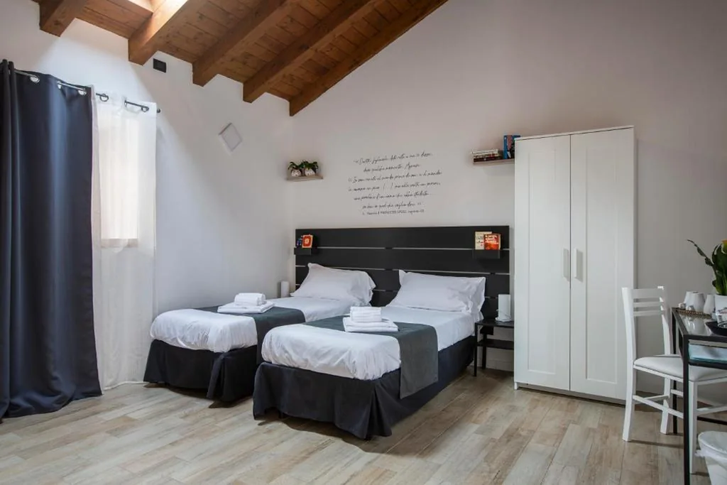 Camera Tripla con Bagno Privato — La Casa del Sarto – Rooms and Apartments