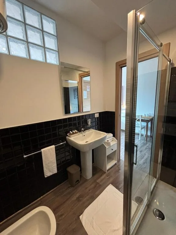 Camera Tripla con Bagno Privato — Victoria Royal Garden