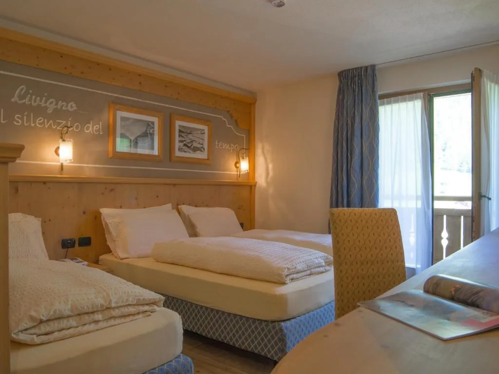 Triple Room with Balcony — Hotel Amerikan