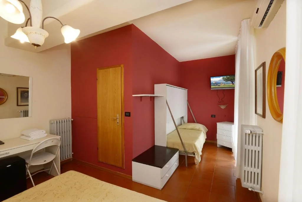 Triple Room with Balcony — Hotel Commercio