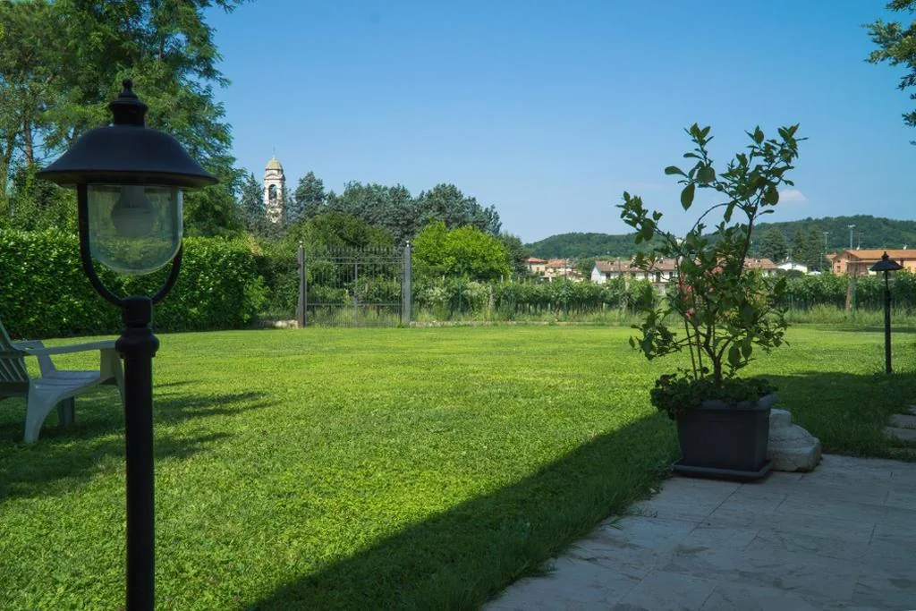 Camera Tripla con Vista Giardino — Villa Franca in Franciacorta B&B