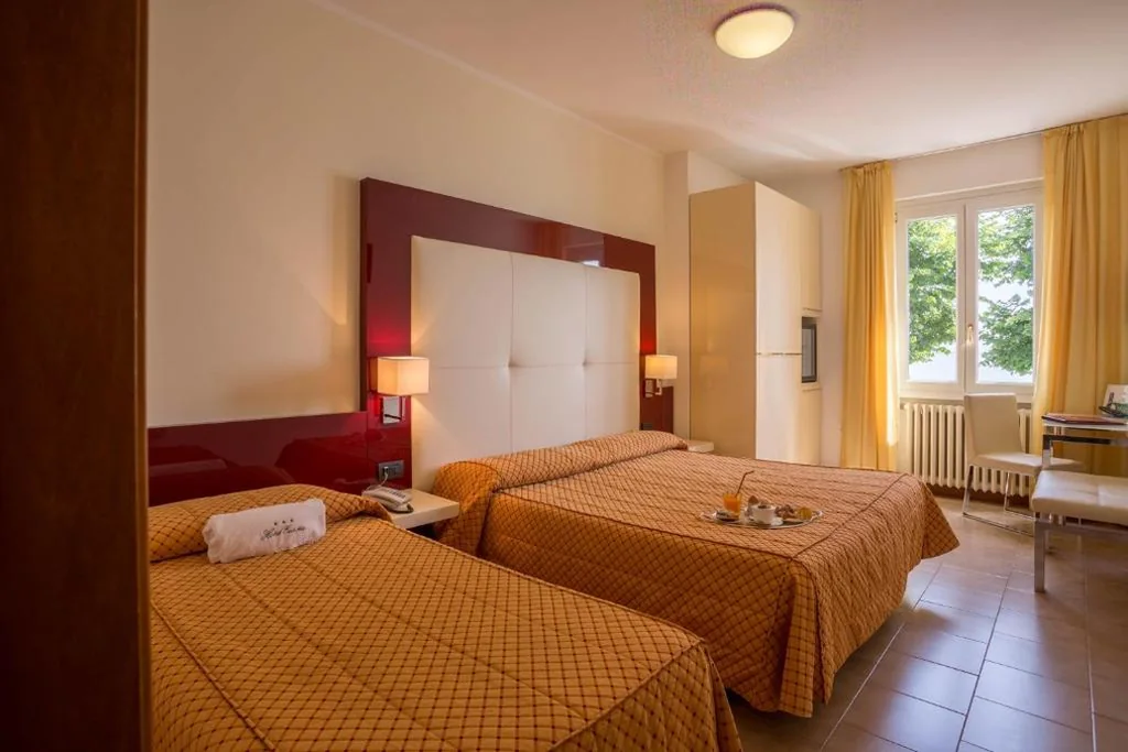Camera Tripla con Vista Lago — Hotel Europa