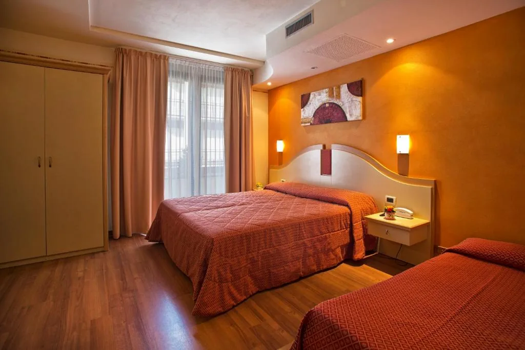 Triple Room with Lake View — Hotel La Rondine