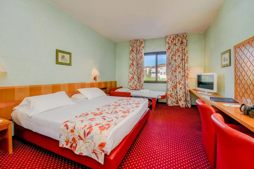 Camera Tripla con Vista Lago — Hotel Oliveto