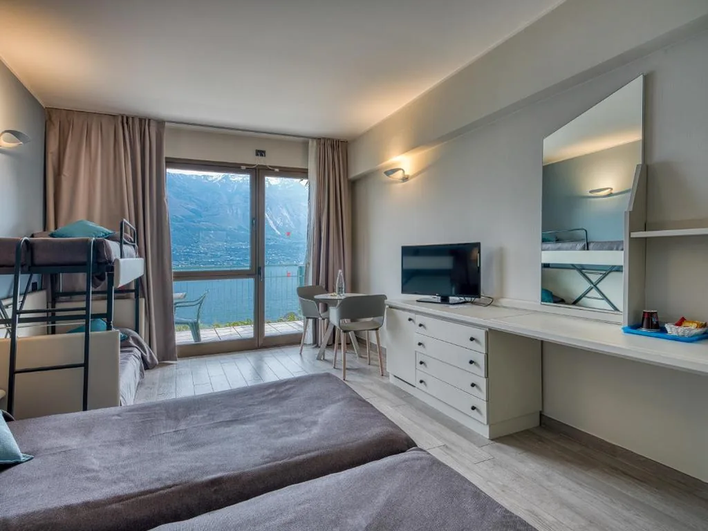 Camera Tripla Deluxe con Vista Lago — Hotel San Pietro