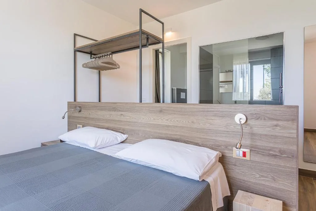 Camera Tripla Deluxe con Vista Lago — INSULA FELIX Bed&Breakfast