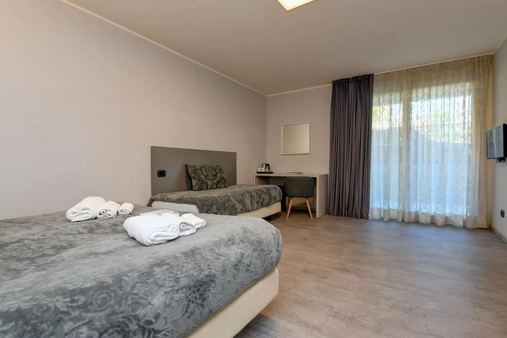 Deluxe Triple Room — Garda Diamant