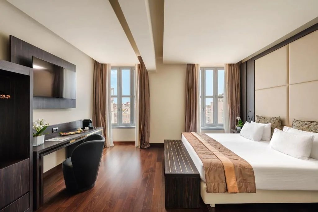 Deluxe Triple Room — Hotel The Square Milano Duomo – Preferred Hotels & Resorts