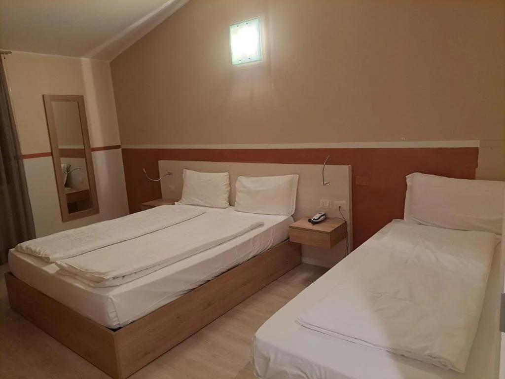 Camera Tripla Economy — Hotel Dogana