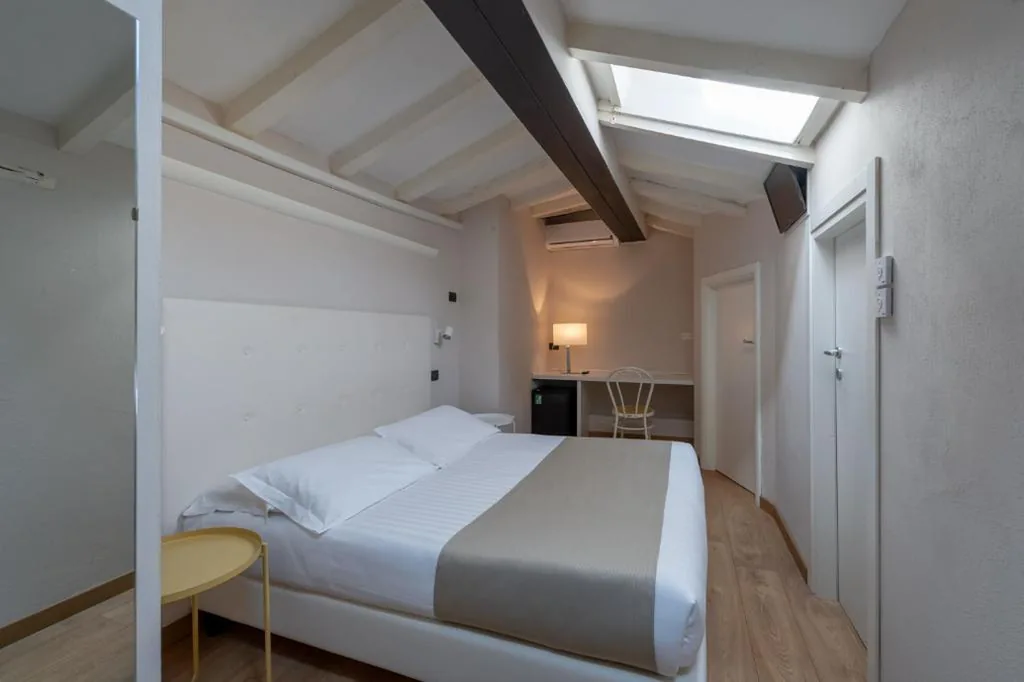 Triple Room — Residenza Accademia, MantegnaHotels