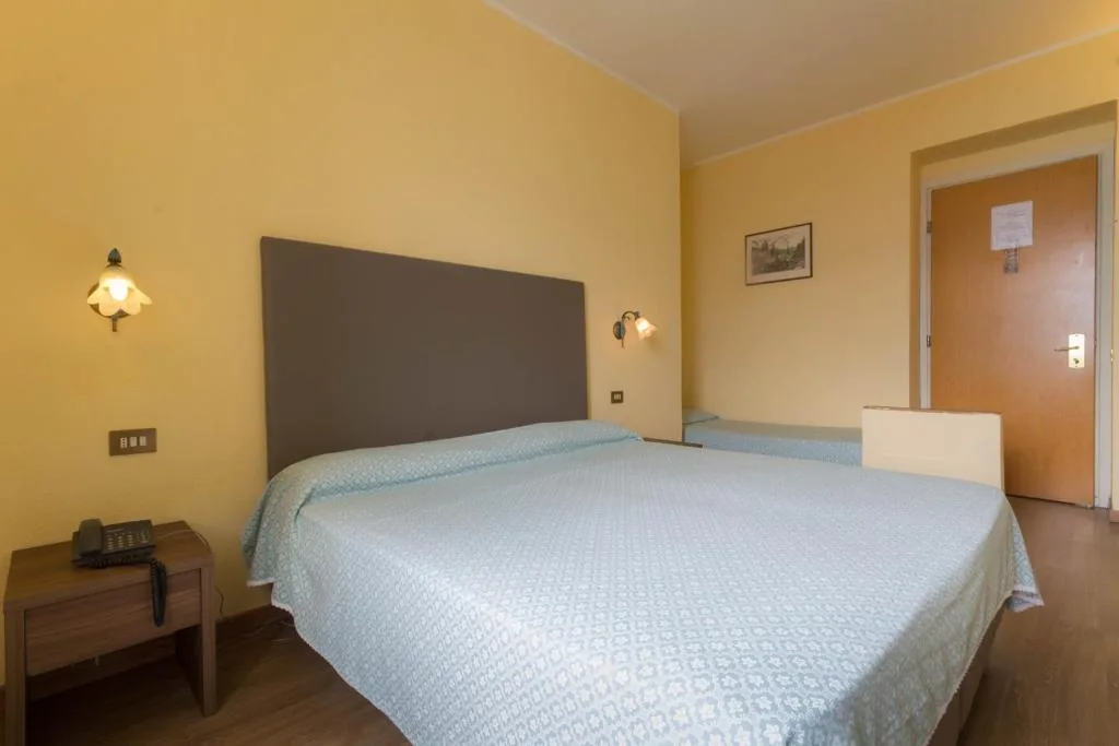 Camera Tripla Standard con Vista Lago — Hotel Lido
