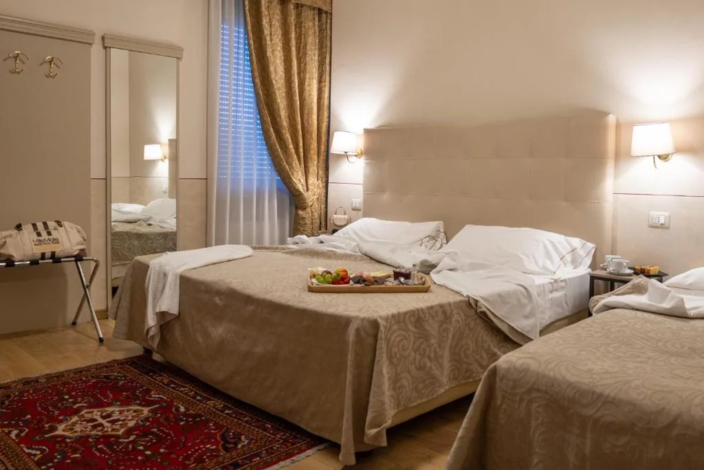 Camera Tripla Standard — Hotel Ambasciatori