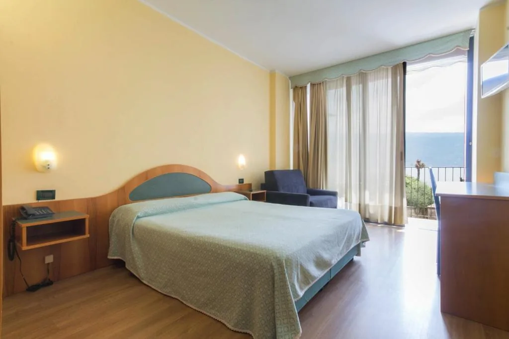 Camera Tripla Superior con Balcone e Vista Lago — Hotel Lido