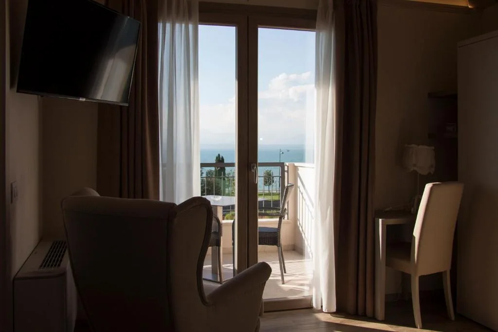 Camera Tripla Superior con Vista Lago — Hotel Berta