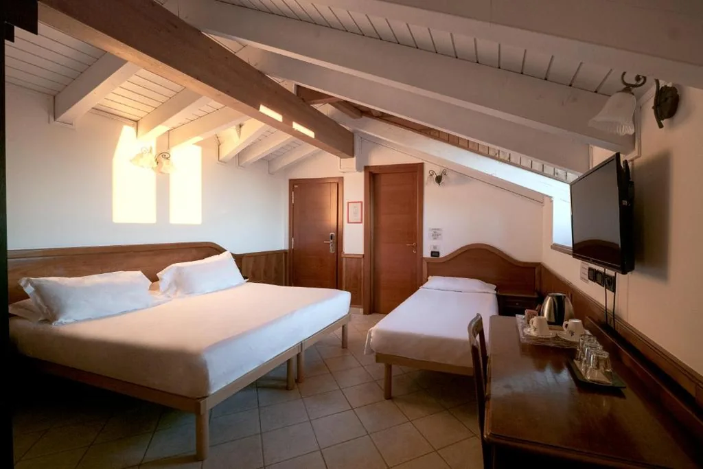 Camera Tripla Superior — Hotel Ungheria Varese 1946