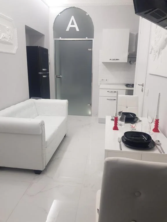 Casa con 1 Camera da Letto — Black & White