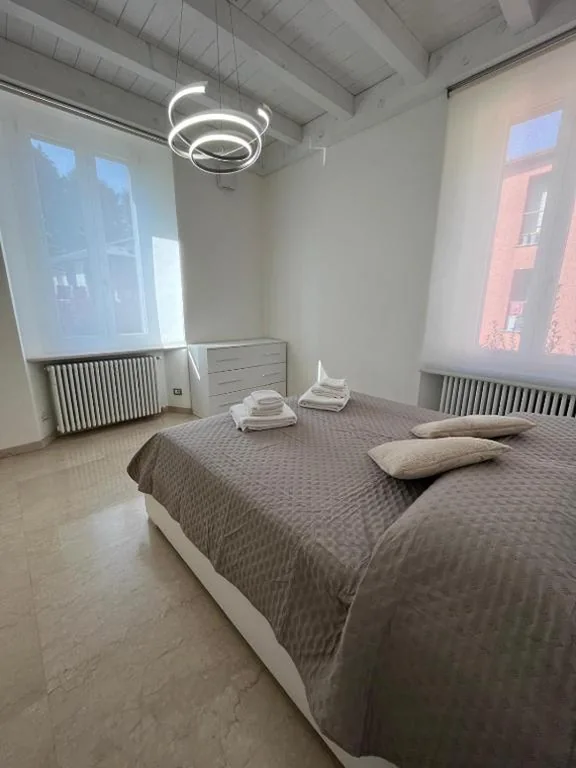 One-Bedroom House — Red Leaf
