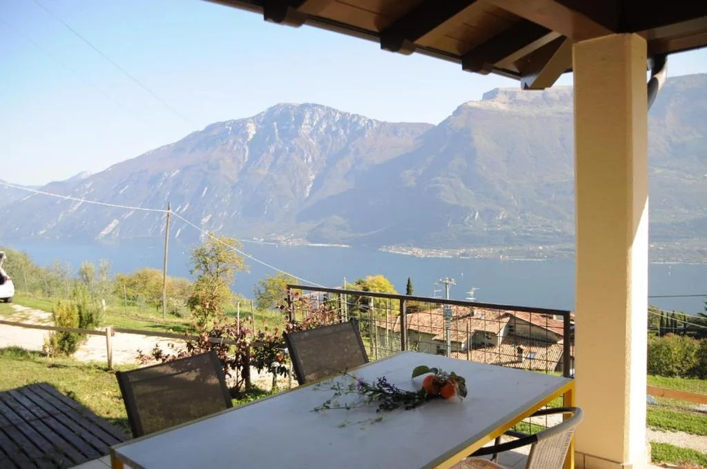 House with 1 Bedroom — Villetta 56 Blu Yellow and Red Lake view Garden Private Parking by Garda Domus Mea