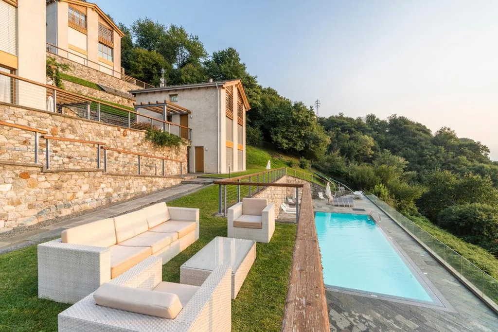 Casa con 2 Camere da Letto — beautiful poolside and stunning lake view Gardenia