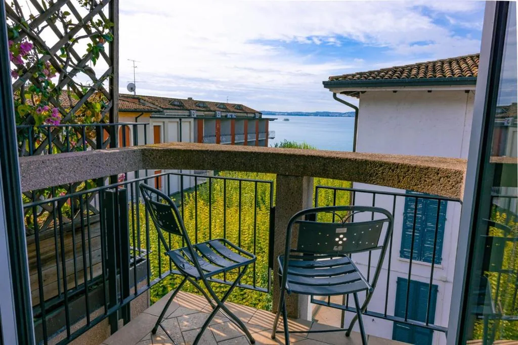 Comfort Double or Twin Room with Balcony and Partial Lake View — Hotel Mavino
