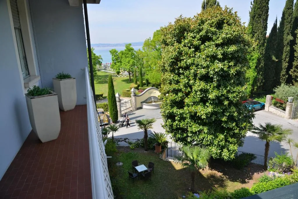 Comfort Double or Twin Room with Terrace and Partial Lake View — Hotel Luna