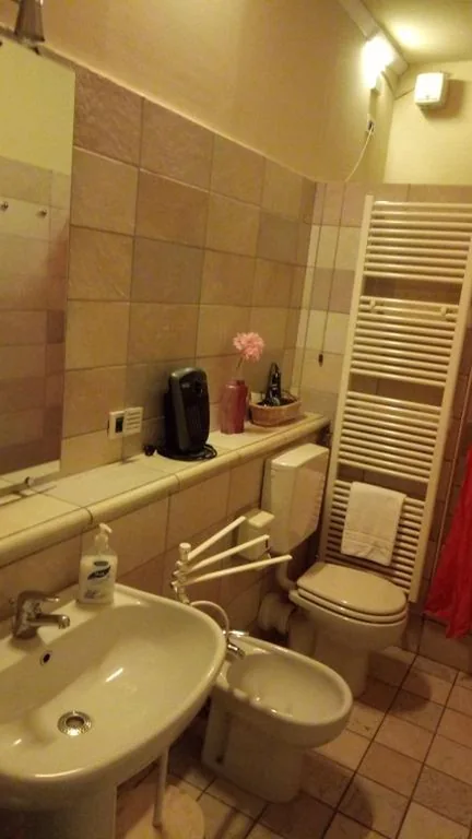 Corte Posta B&B – parcheggio e bagno in camera – ideale per Coppie, Soggiorni di lavoro, Viaggiatori interessati a arte e cultura — foto 4
