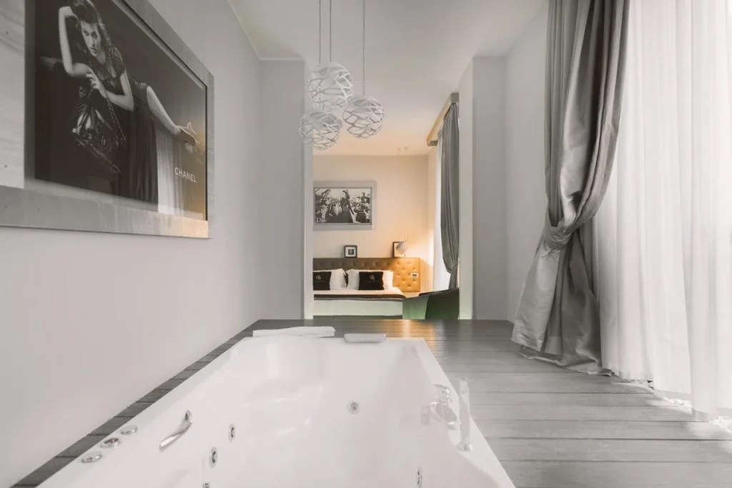 Deluxe Double Room with Whirlpool Mini Pool — Montenapoleone Suites